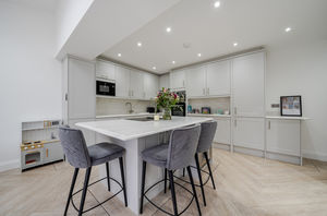 Kitchen diner angle 4- click for photo gallery